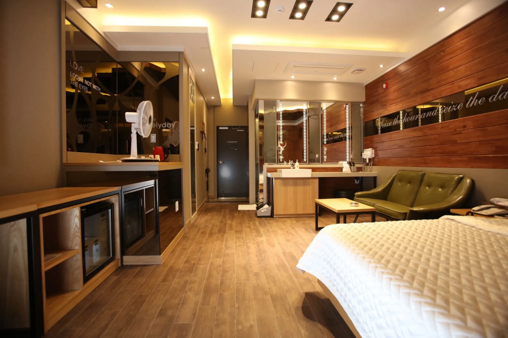 Hotel Yolo