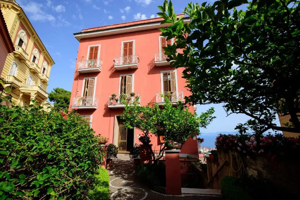 Large Apartment In The Heart Of Chiaia