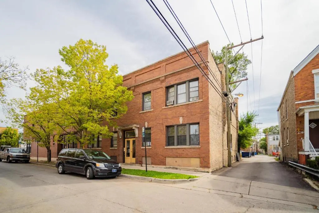 Classy 3BR 2BA Logan Square Apt with Free Parking