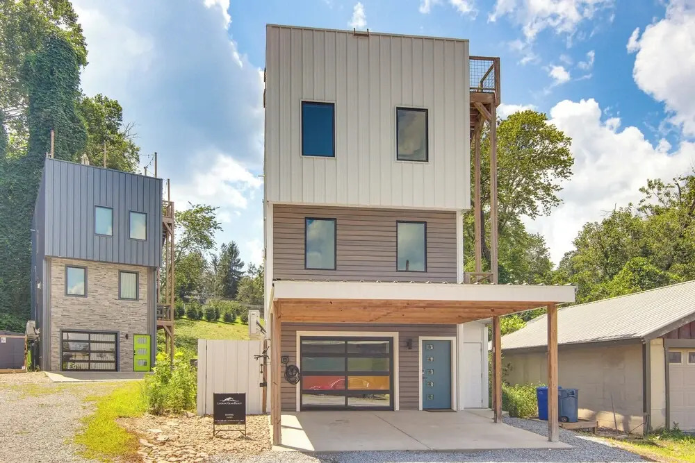 Rooftop Deck, Sweeping Views: Chic Home in Brevard
