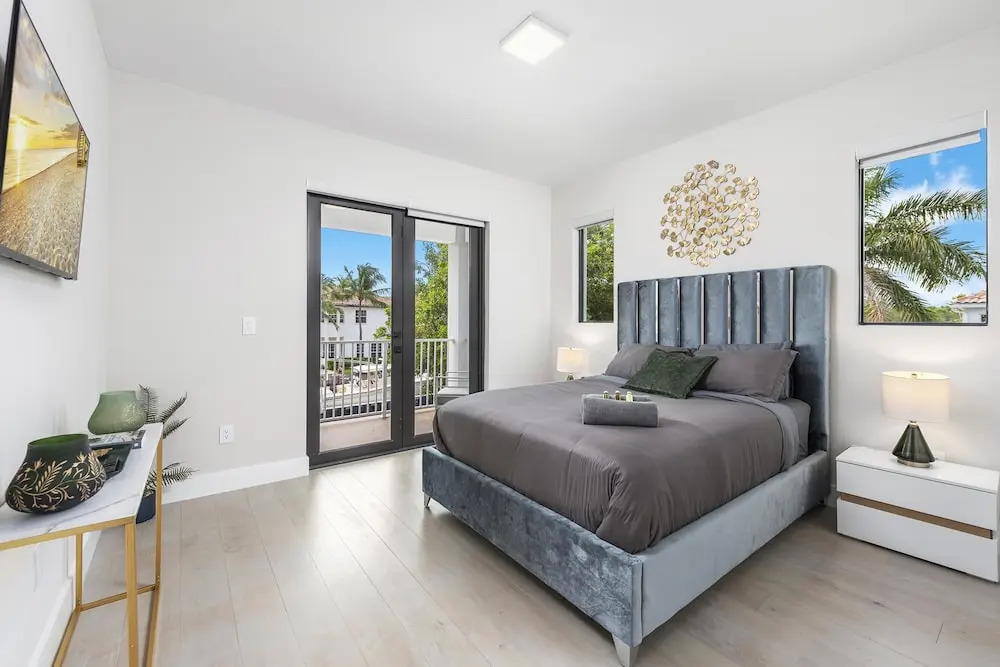 Waterfront Villa in Hollywood! Heated Pool and Game room