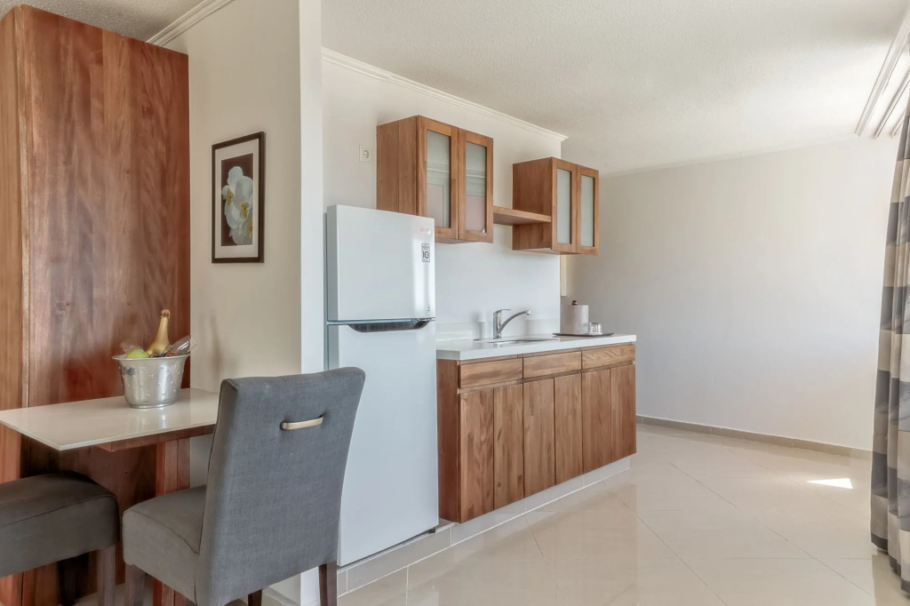 Majestic City Suites & Beach Hotel