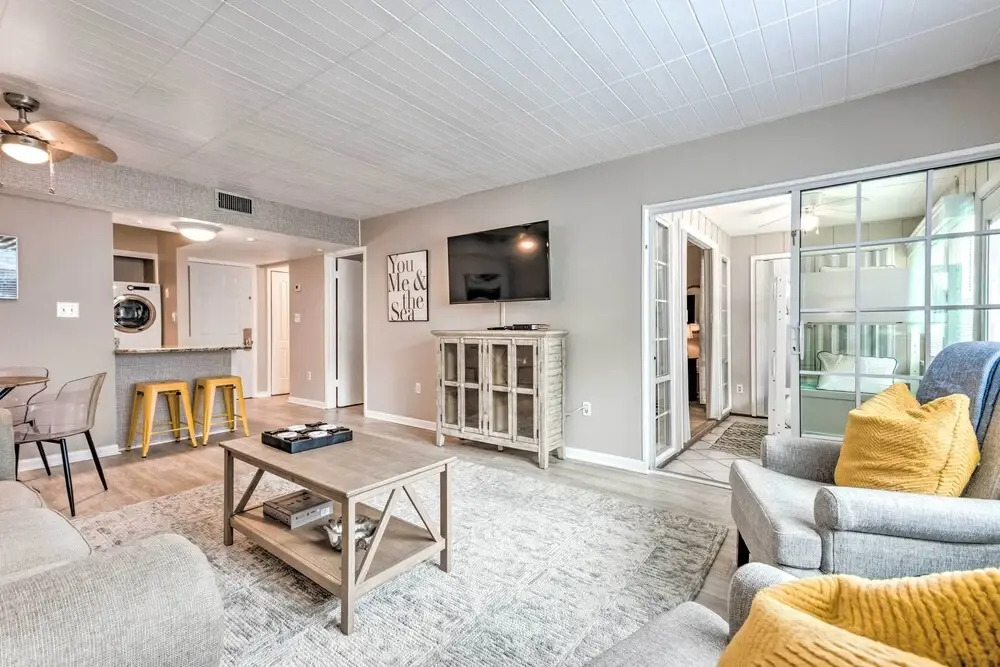Sunny Destin Condo w/ Pool & Beach Access!
