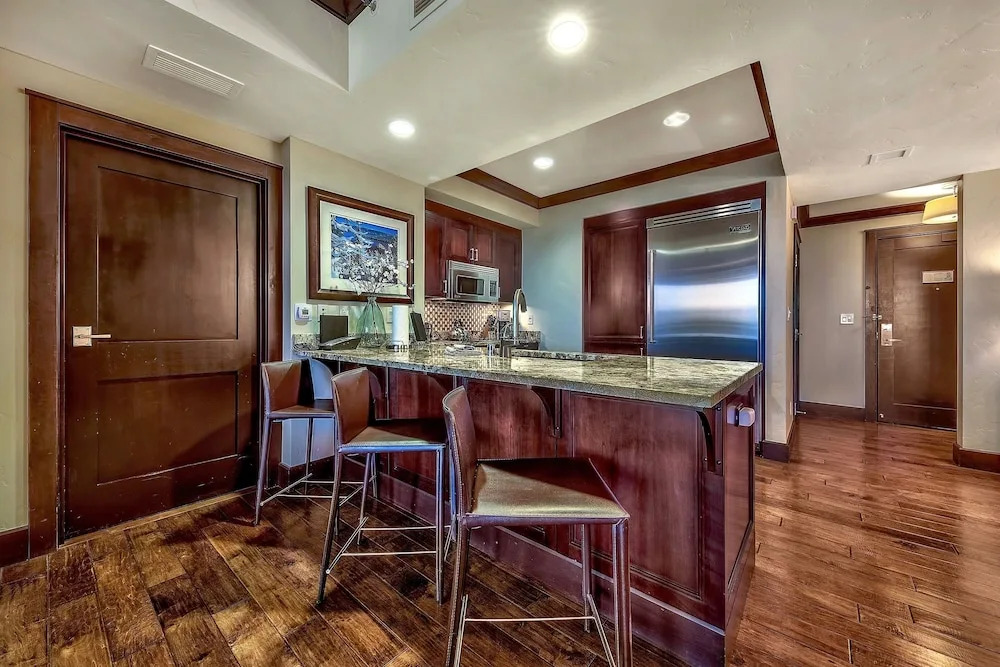 Luxury With Ritz Amenities At Constellation 3 Bedroom Condo by Redawning