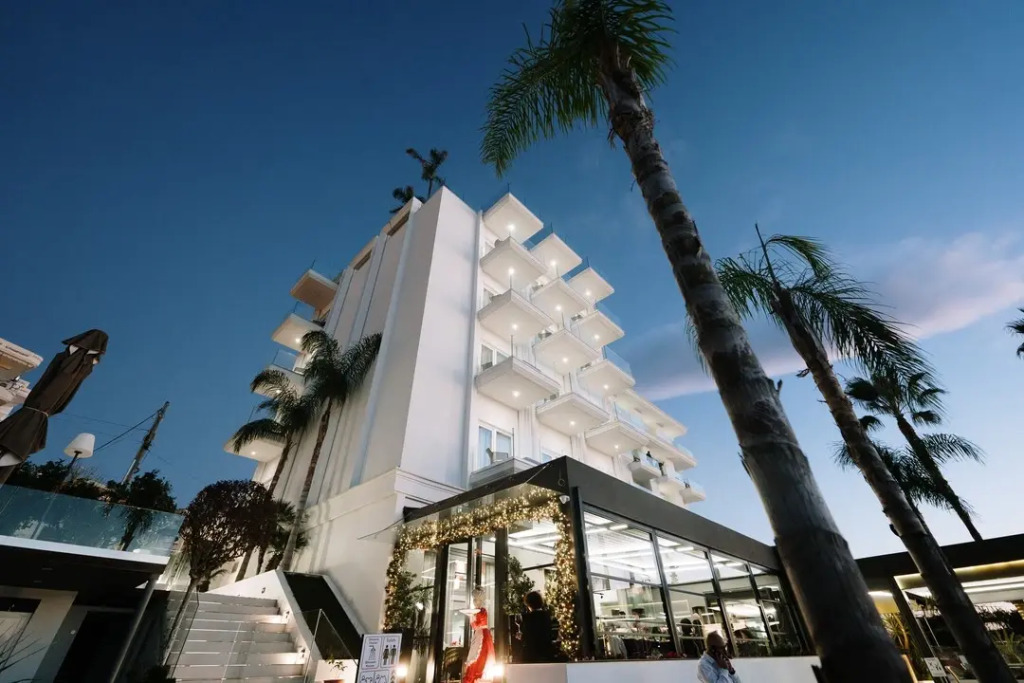 Demi Hotel