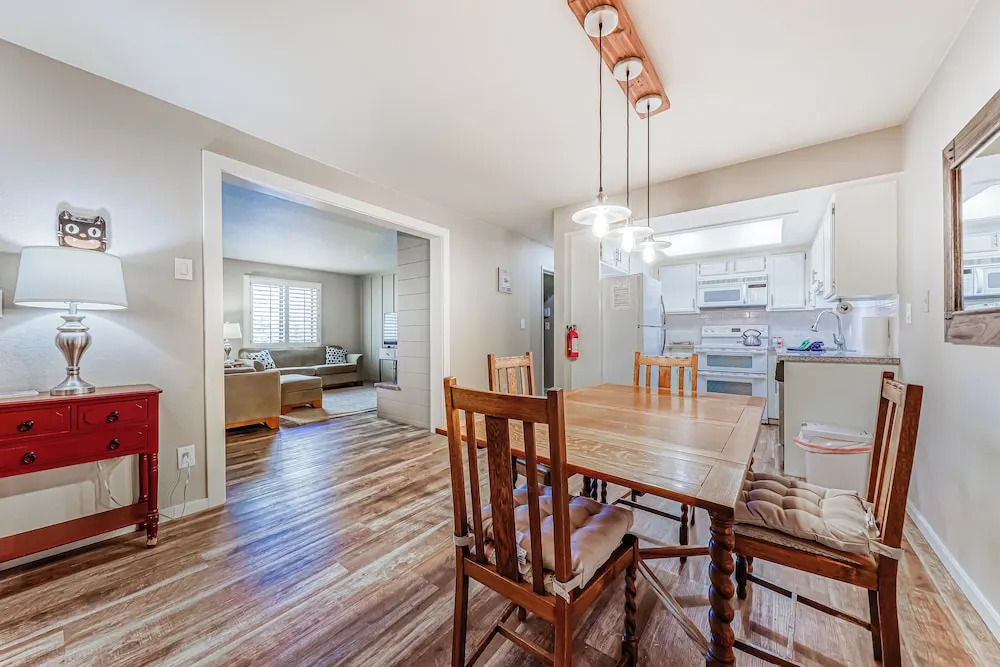 Comfortable 2BR 2nd-floor Balcony