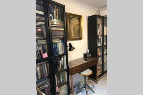 EXARCHEIA: Independent ground floor house.