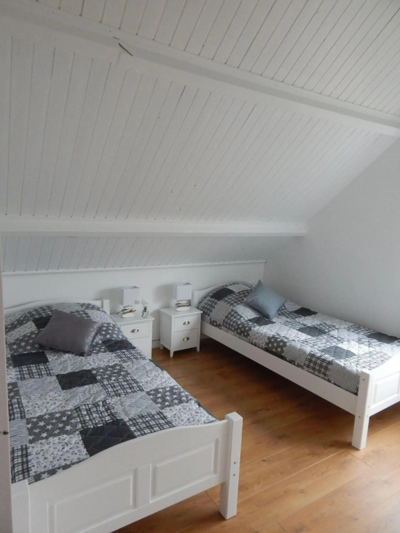 Traumhaftes-freistehendes-Ferienhaus-an-der-See-Strand-Yachthafen-W-Lan