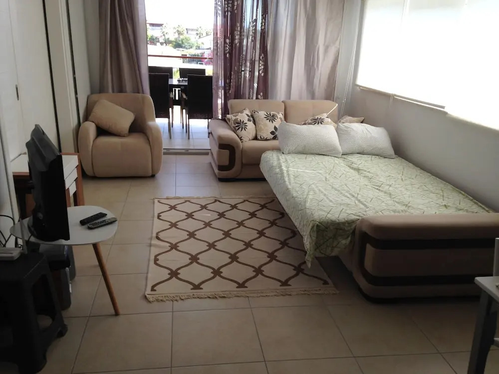Babylon 40 - 2 bed Private Home Sleeps Up To 6 Close to Everything