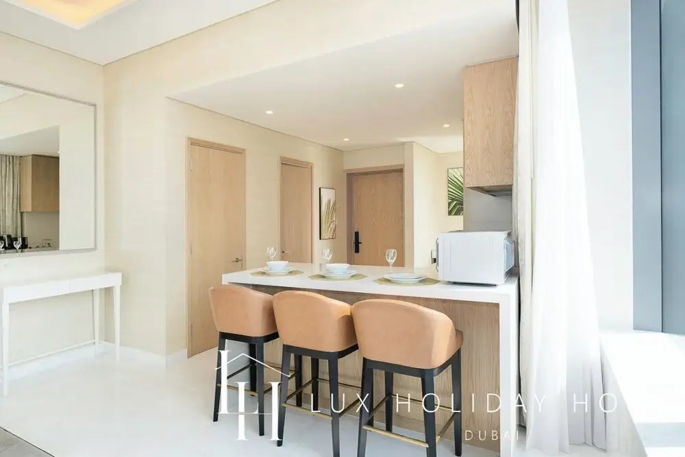 LUX Iconic Views at The Palm Tower 5
