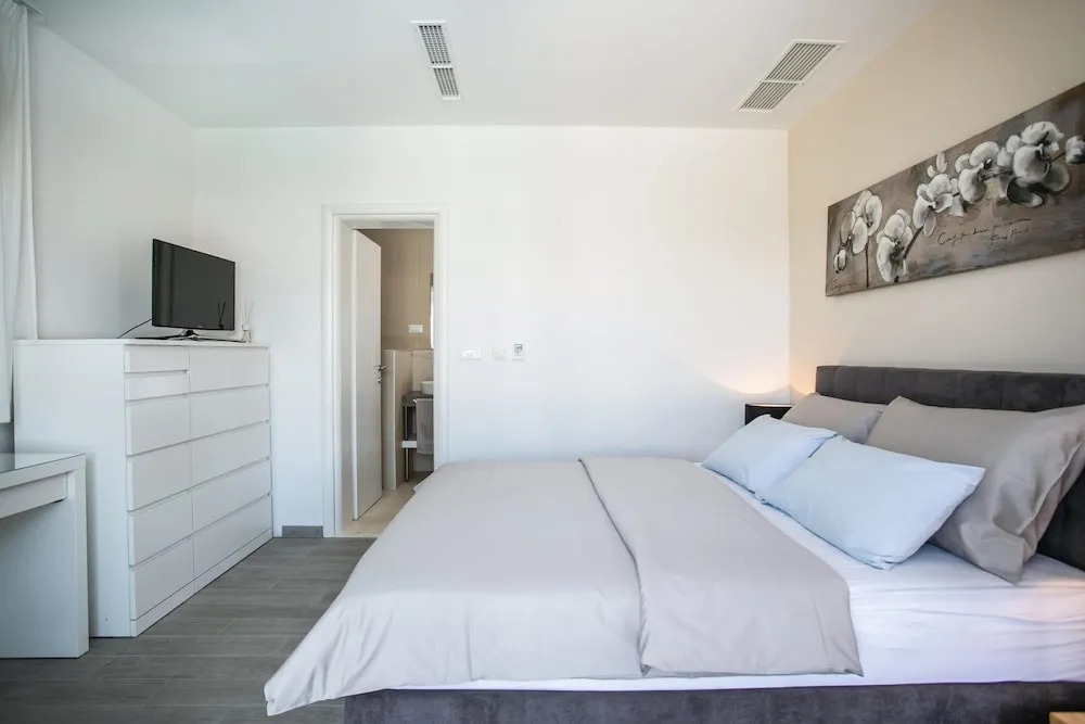 Stunning Villa Avalon for 9 Pool 2 Mins to Beach