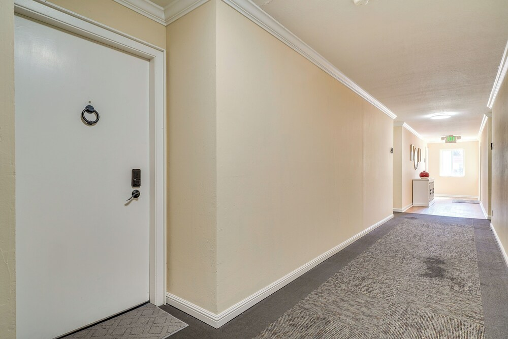 1 Block to Dtwn Pleasanton: Condo w/ Pool Access