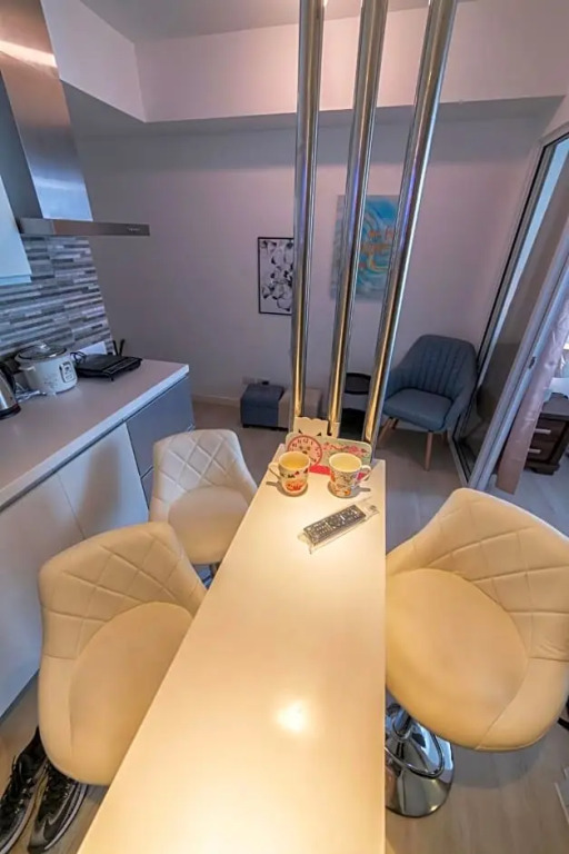 A2JSuites 1BR Azure Smart Home Suite Near Malls & Airport