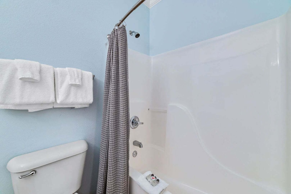 Phoenix East 009 - Ground-floor Gulf-front Condo - Sleeps 8 - Orange Beach, AL