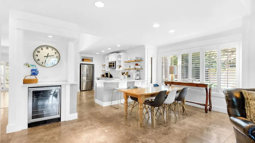Spacious 3b/3b, Sleeps 6, Lakeview, Beach Access!