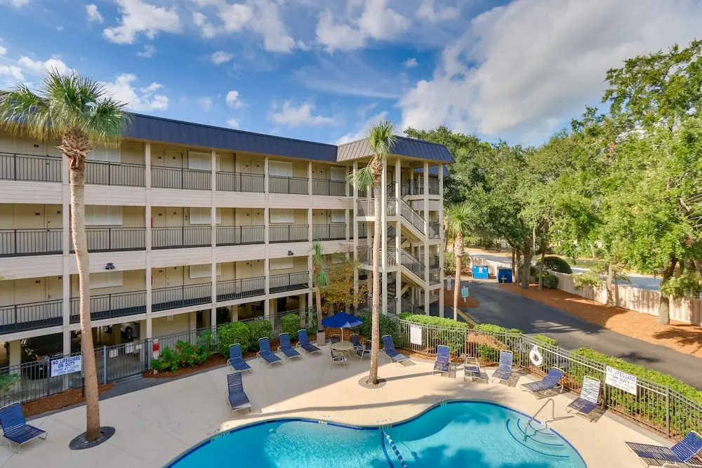 Hilton Head Island Condo: Steps to Beach!