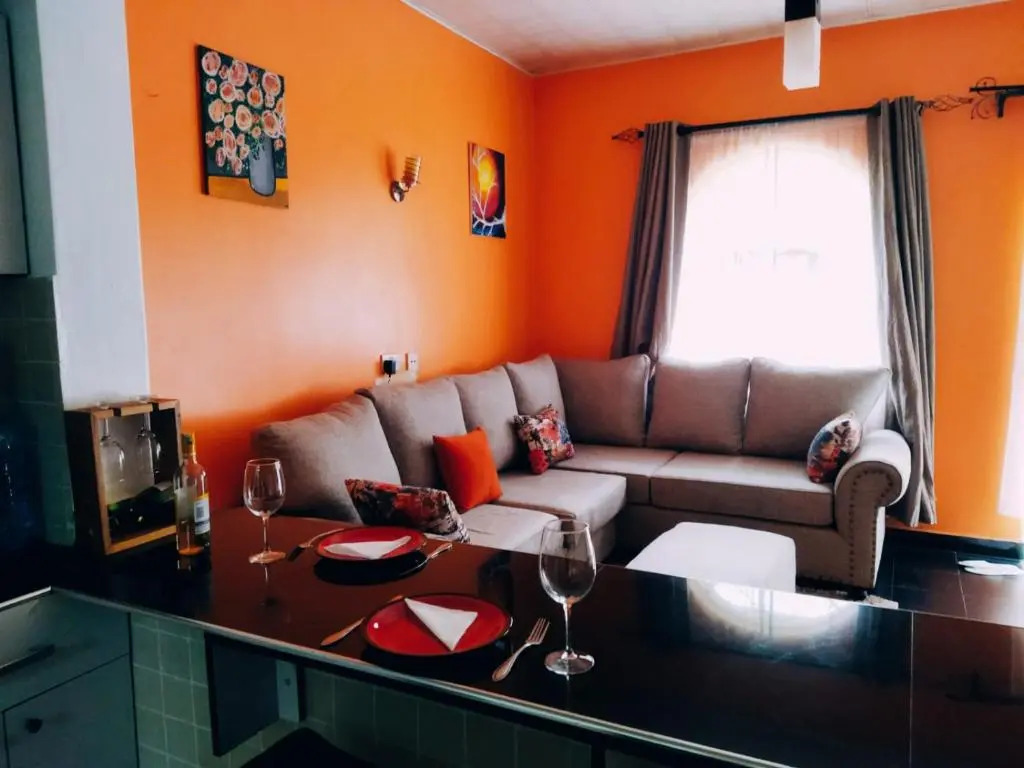 Cozy 1-bedroom cottage in Riverside with garden