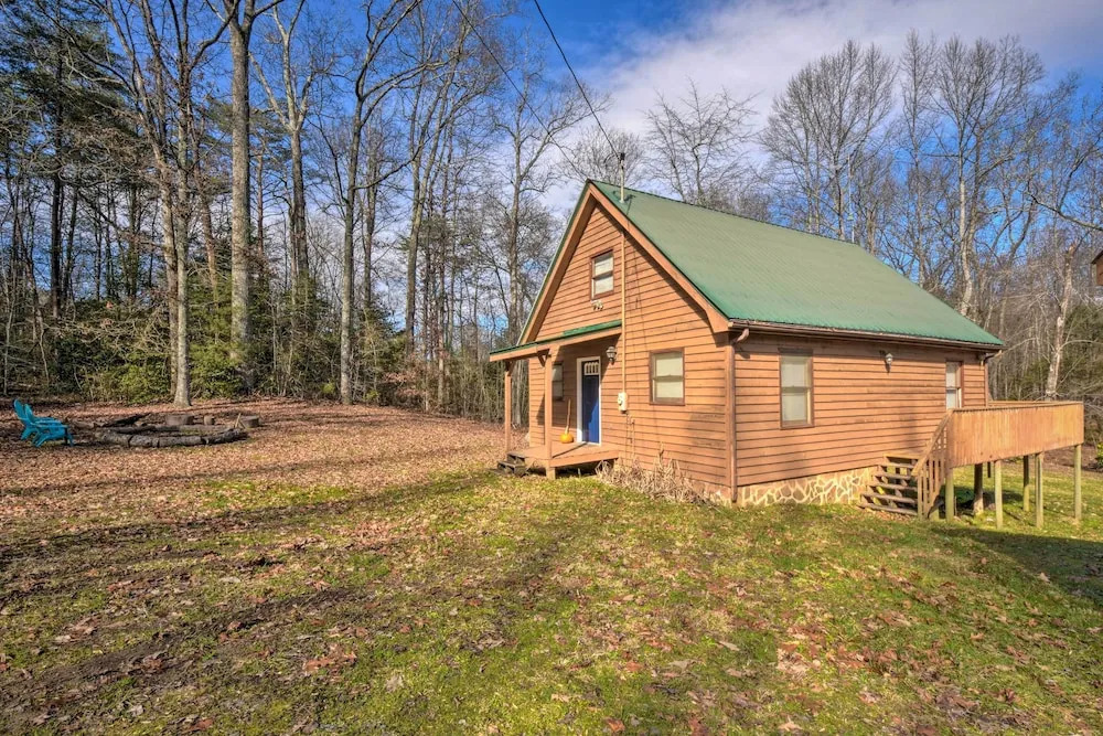 Woodsy Blue Ridge Retreat, 3 Mi to Downtown!