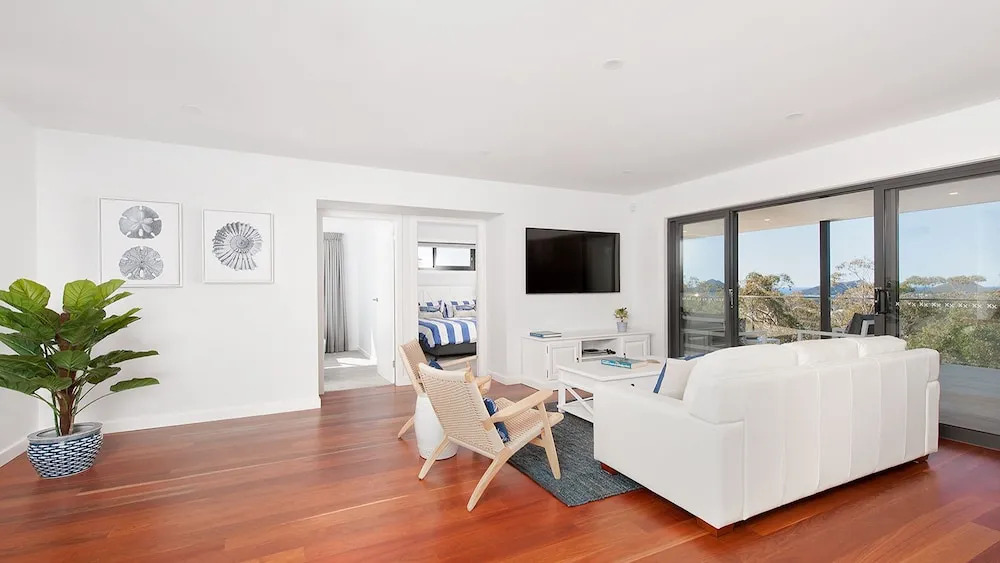 Hilltop Hideaway - Breathtaking views, moments to beach!
