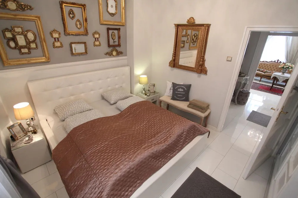 Dfive Apartments - Neo Baroque