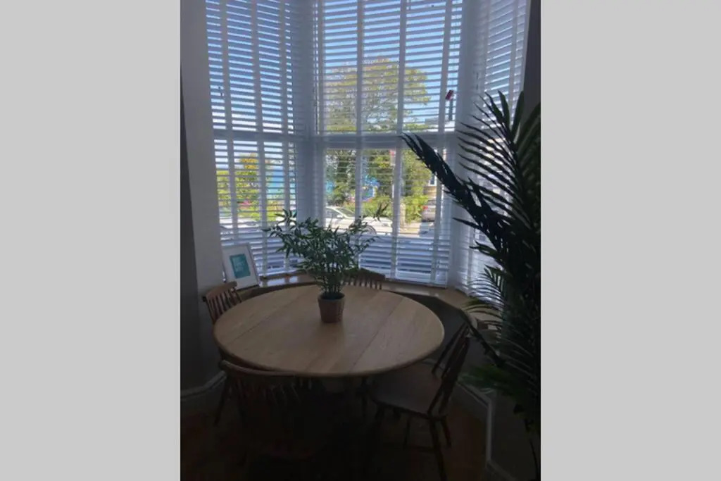 Central, stylish 3 bed apartment with sea views