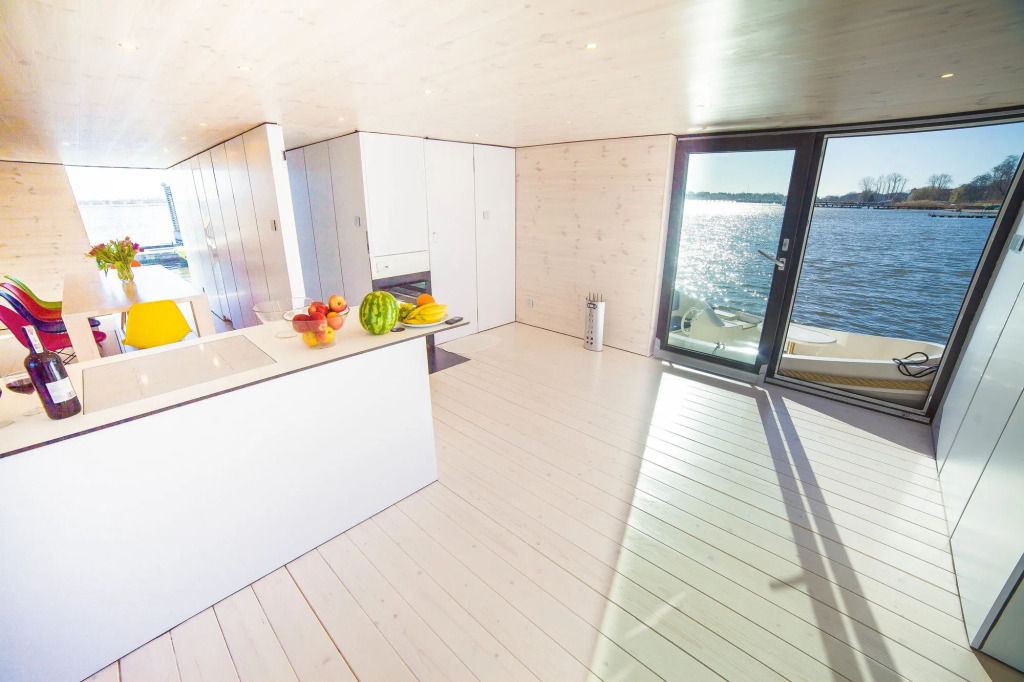 HT Houseboats