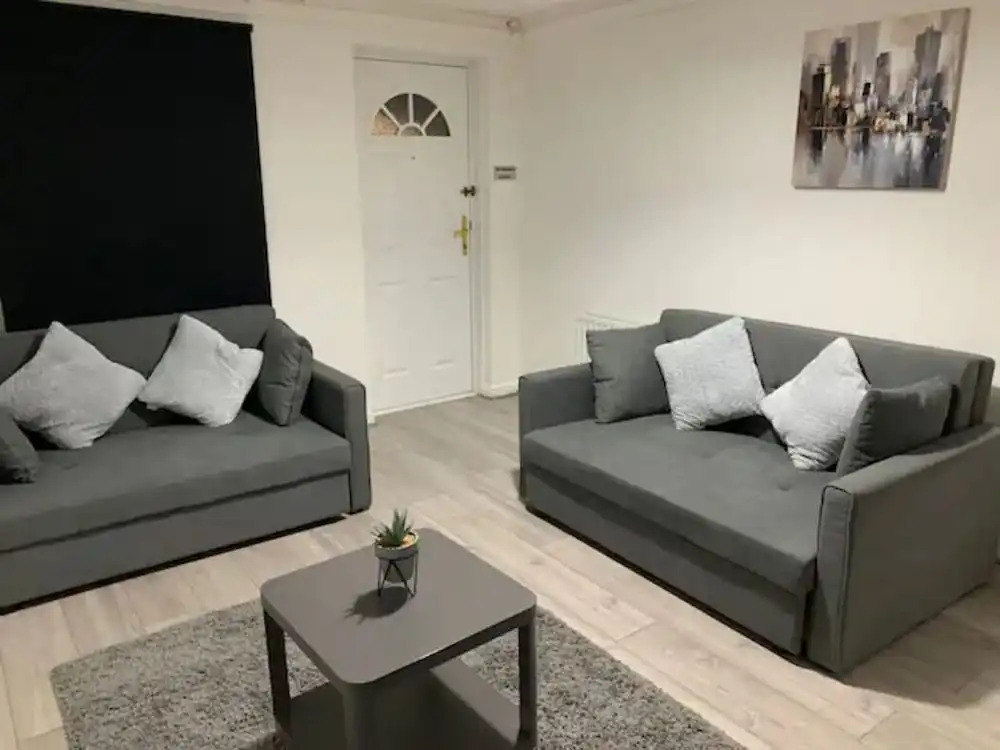 ✰Convenient 2 Bedroom Apt Close To Centre - Parking✰