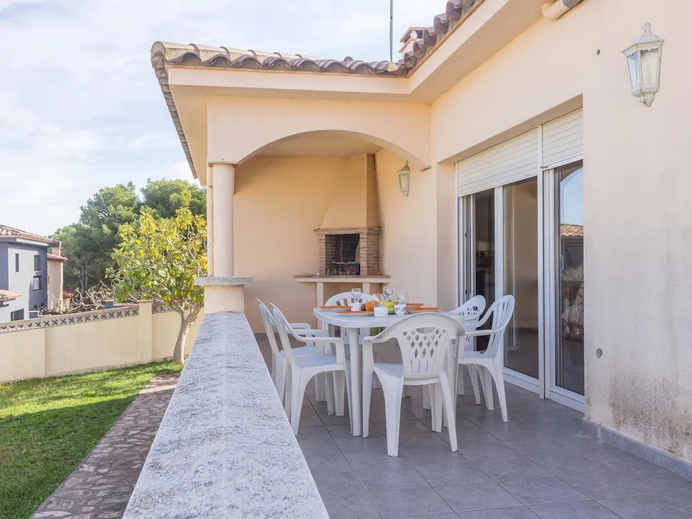 Fantastic Holiday Home With Private Swimming Pool, Near the Beach
