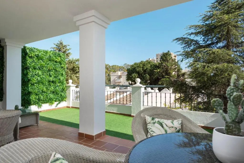 Bright 2 Bedroom apartment with parking space and swimming pools in Aloha Gardens