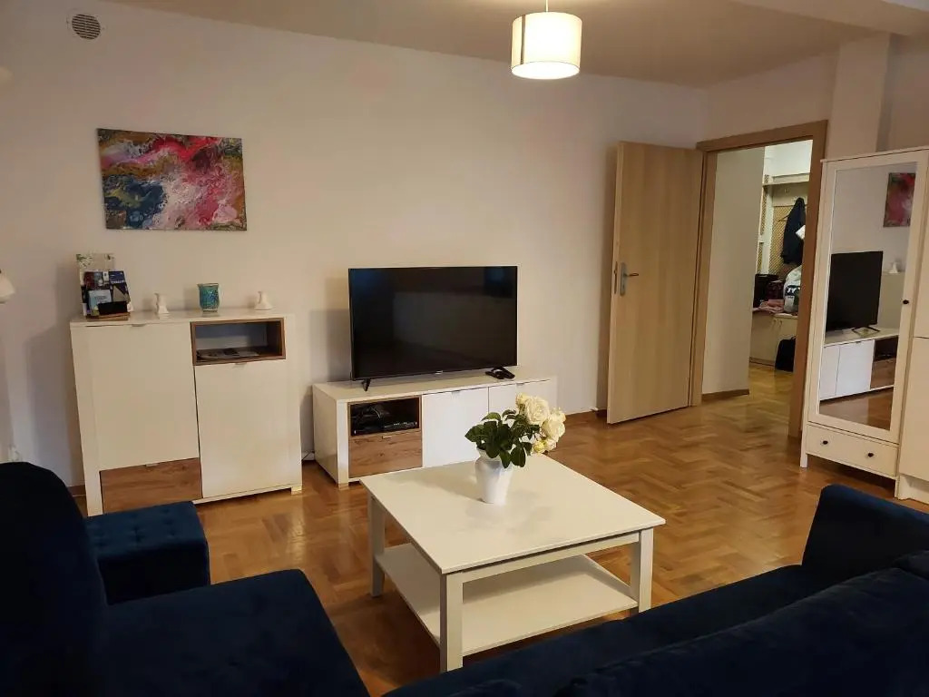 APART- salon z aneksem kuchenym, 2 sypialnie, łazienka