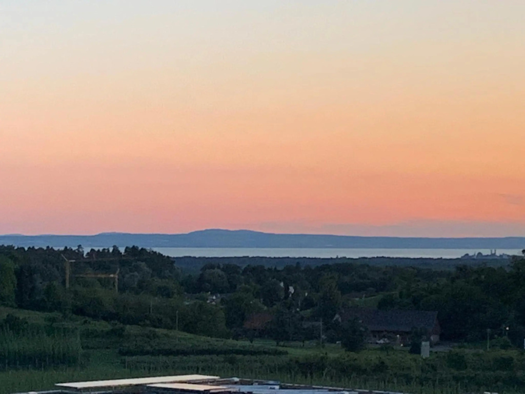 Hochwertige Sonneninsel mit Aussicht
