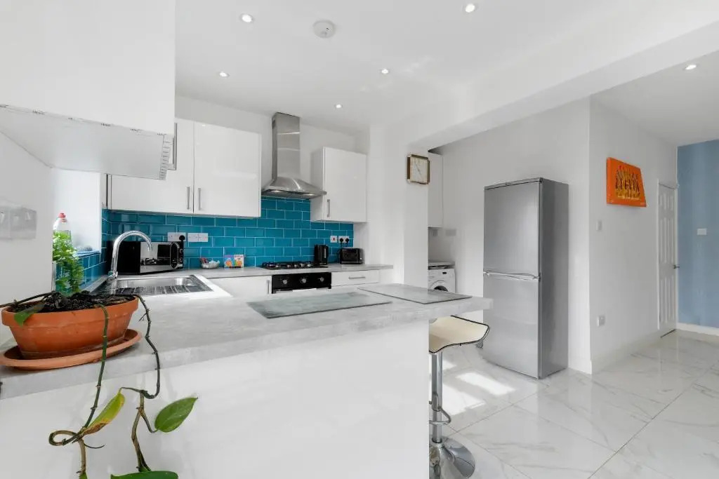Harrow Hse 3 Bedrooms 2 Bathrooms Off Road Parking