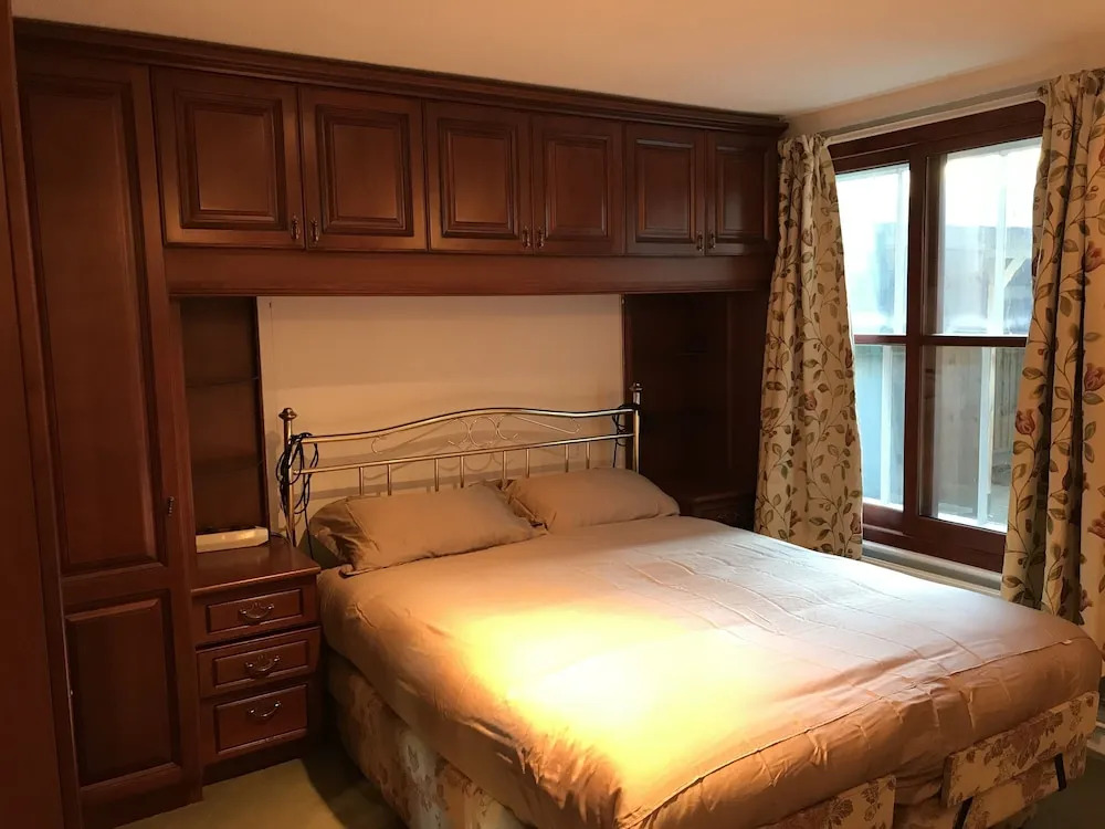 Melrose Lodge 4-bedroom house 1-bed flat