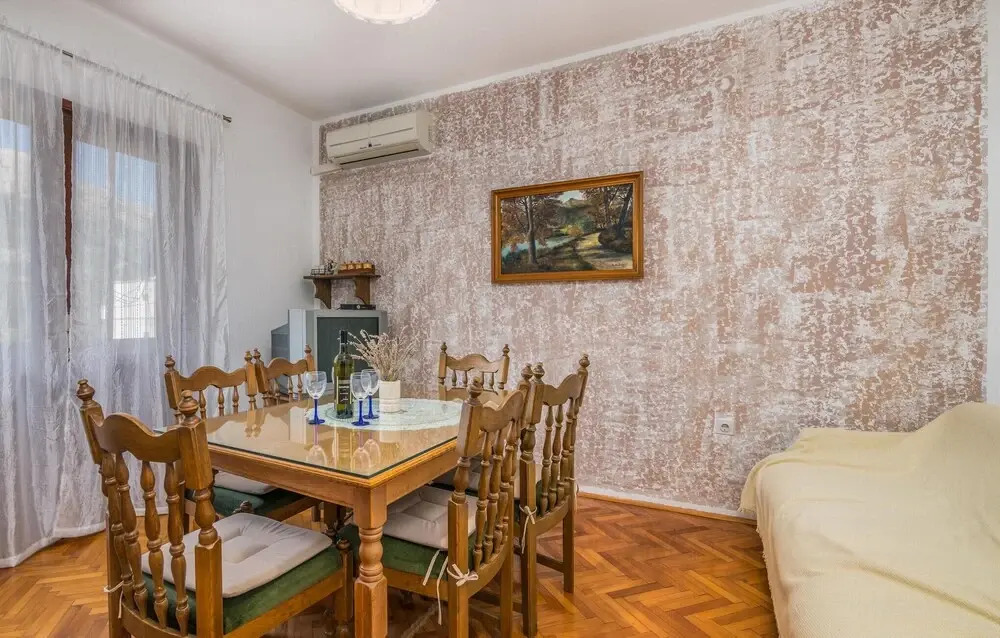 Stunning Home in Bascanska Draga With Wifi and 6 Bedrooms