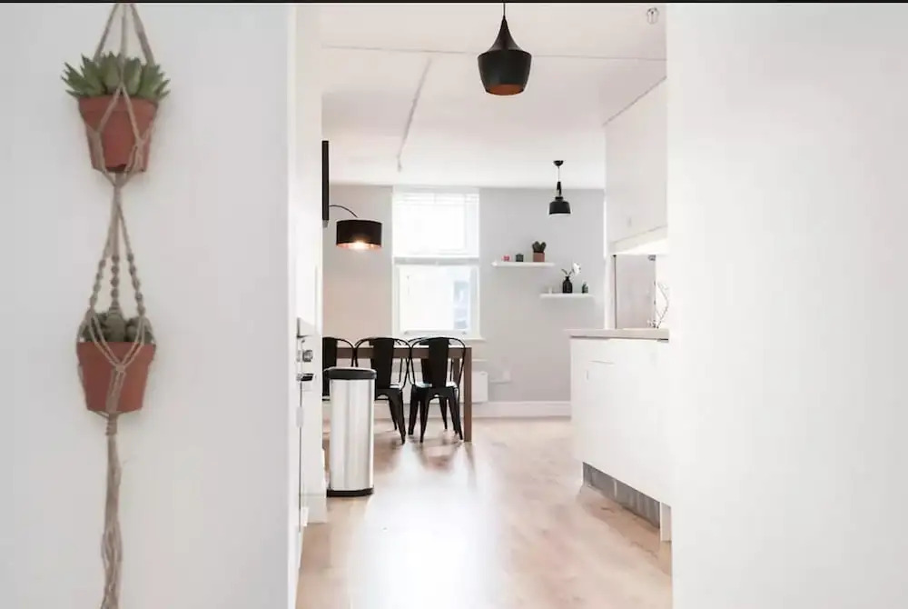 Amazing Modern 2 Bedroom Apartment in Zone 1!