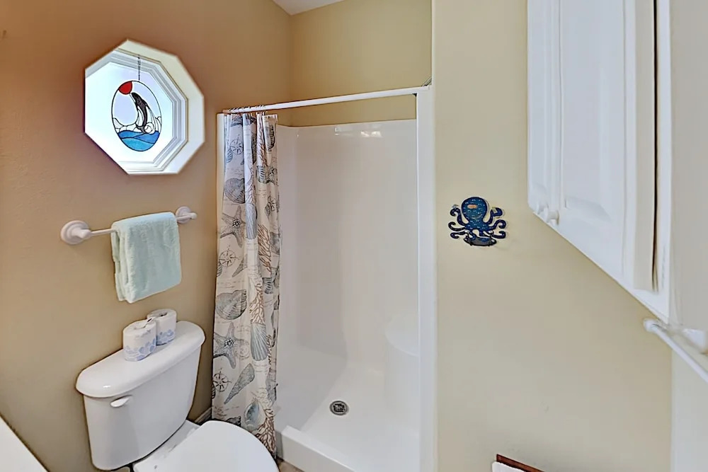 Modern Beach W/ Gourmet Kitchen & 2 Pools 3 Bedroom Home