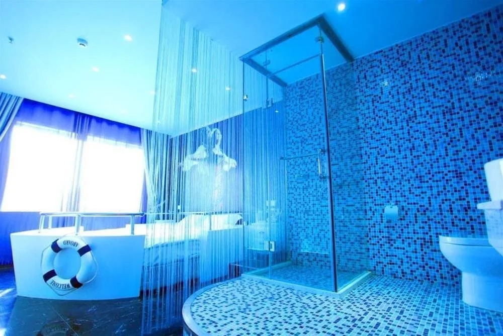 Love in a Fallen City Theme Hotel