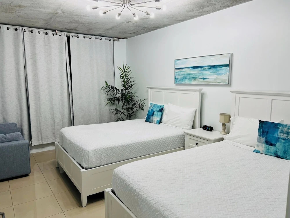 Miami Midblock Condo - City Views, Pool & Balcony