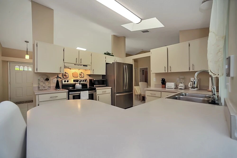 Palm Bay Delight, Large Grass Yard, 20 Minutes To The Beach 3 Bedroom Home