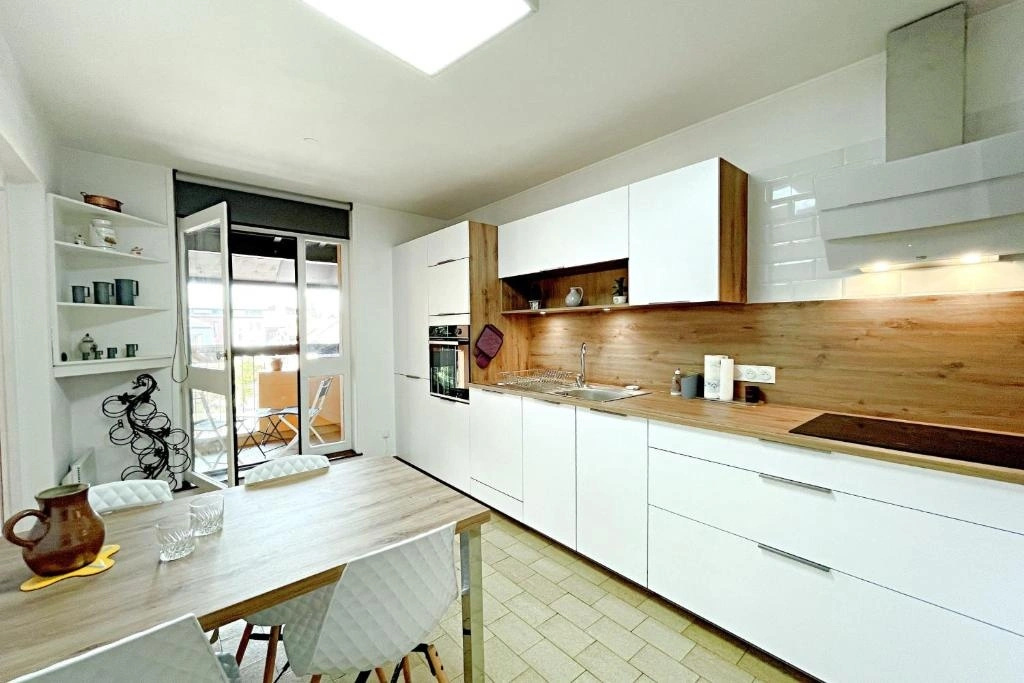 Nice 110m With Balcony In The Downtown