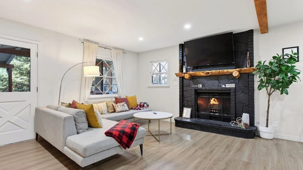 Angeles Boulevard by Avantstay Striking Mountain Home + Fire Pit + Foosball + 2 Living Areas Near Big Bear Mountain Resort + Village + Lake
