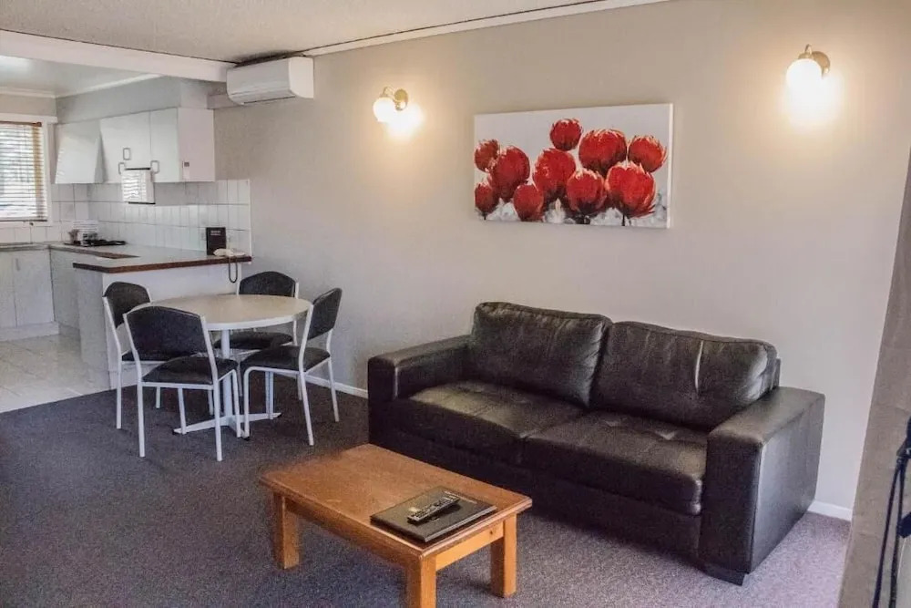 Blue Whale Motor Inn & Apartments