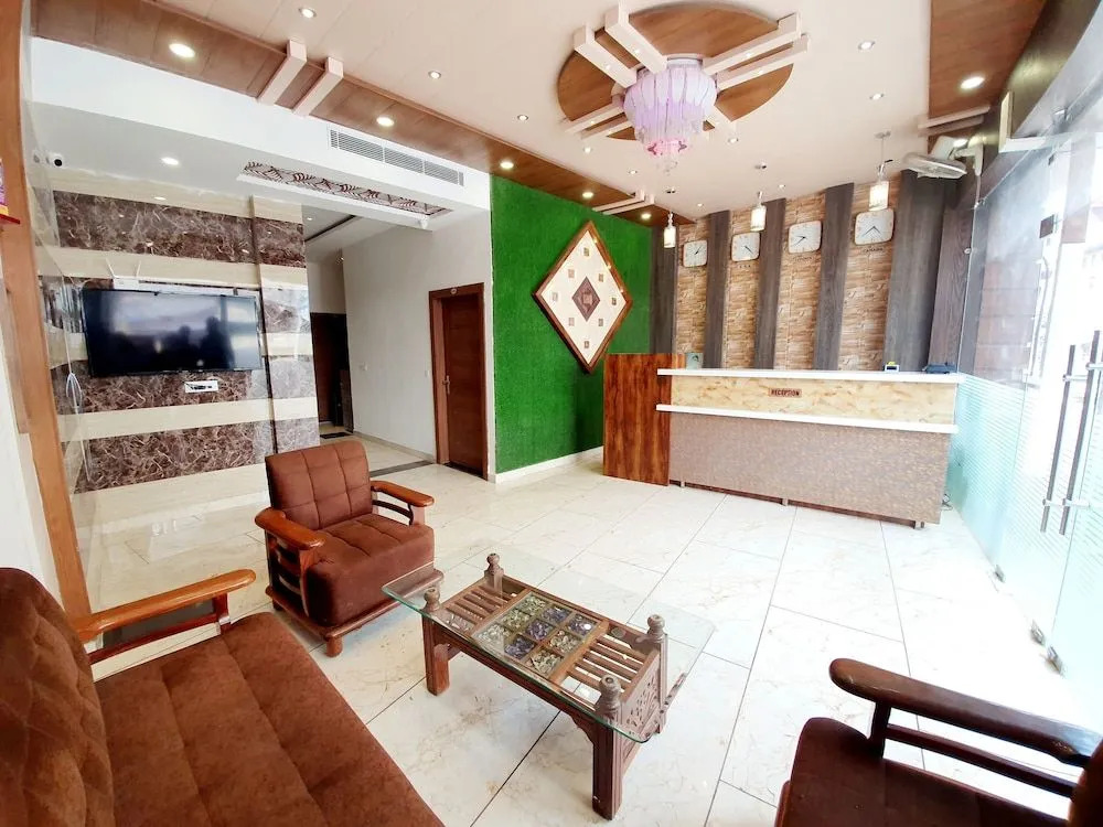 OYO 77326 Hotel Royal View