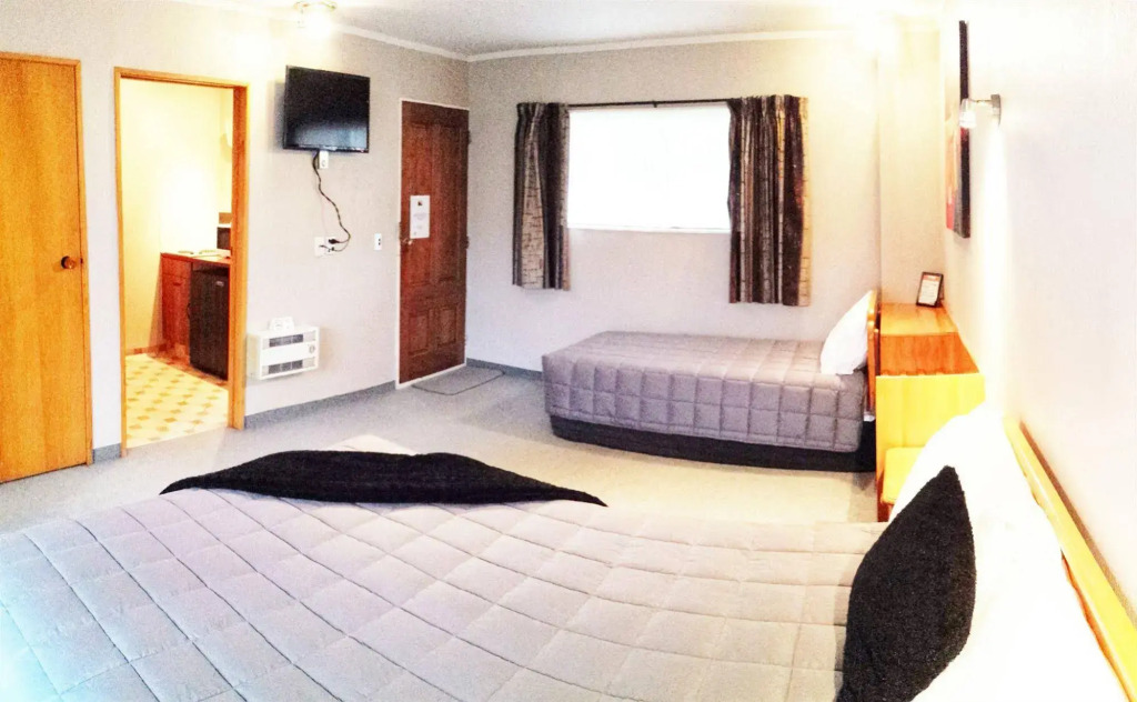 Aquarius Motor Inn