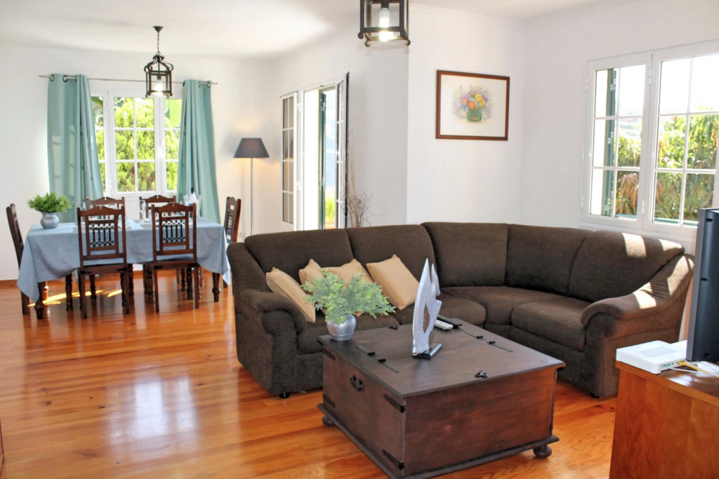 Perched above village with heated pool & ocean views | Casa Jardim Mar