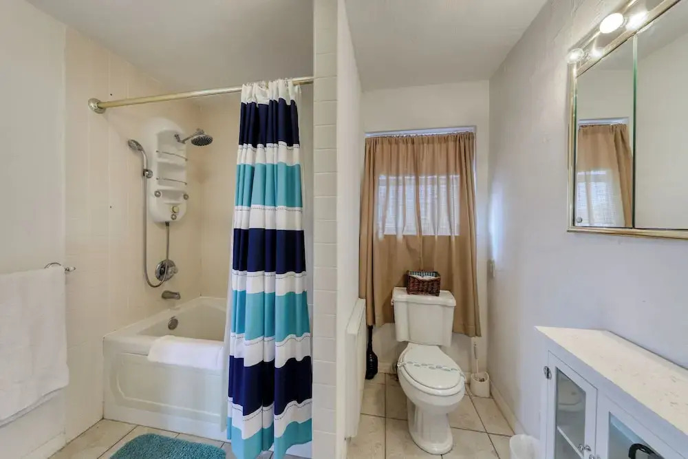 Dog-friendly Home With Beach Access & Deck - Snowbirds Welcome