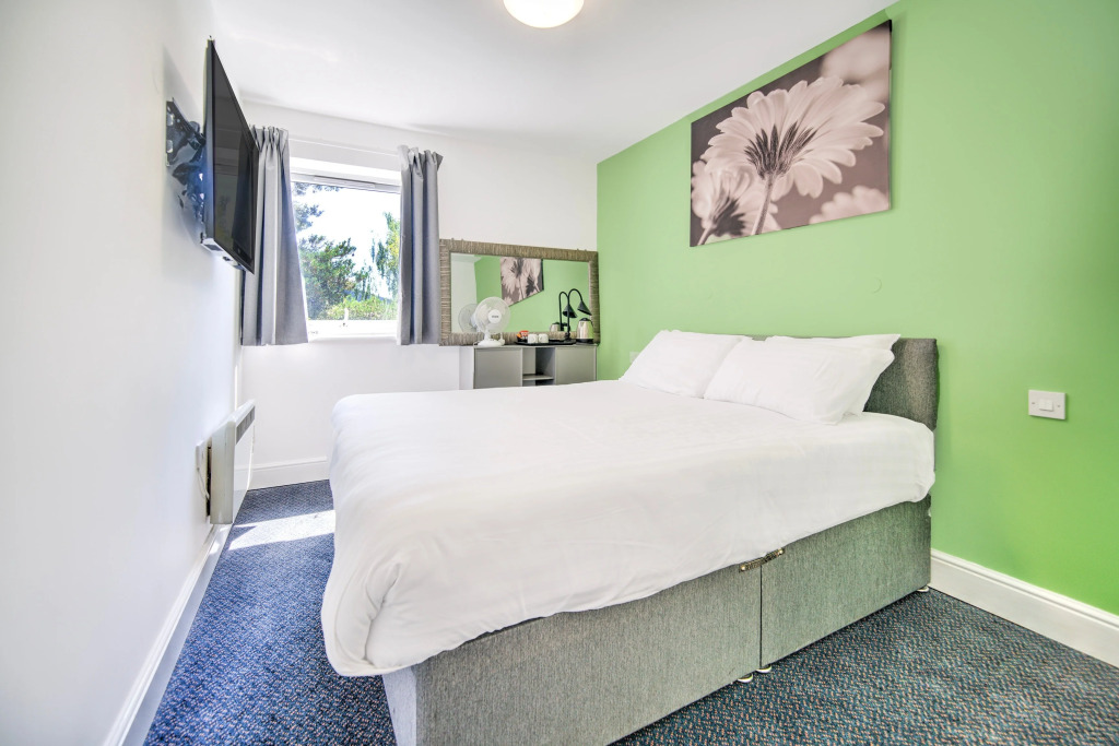 GO2 Gloucester Hotel by OYO