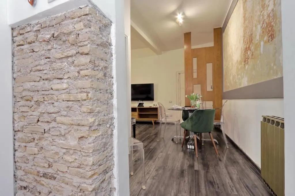 Urbana Apartment