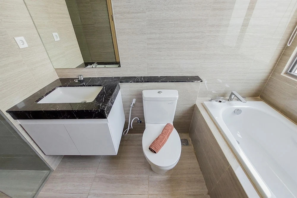 Spacious and Lavish 3BR at Hillcrest House Apartment By Travelio