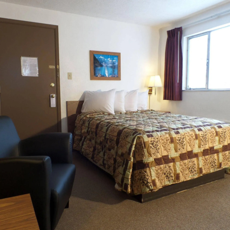 Kinnikinnik Motor Lodge